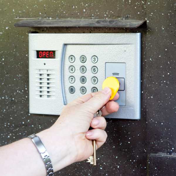 Persona accediendo por medio de teclado