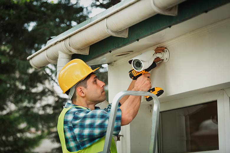 Técnico Instalando Cámara Exterior de Video Vigilancia
